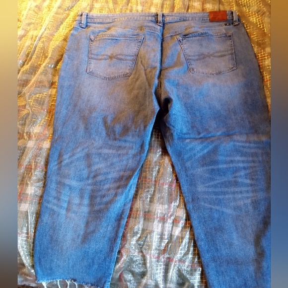 Lucky Brand Cropped Jeans - Picture 2 of 15